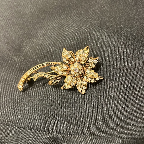 Vintage flower pin - Picture 6 of 7